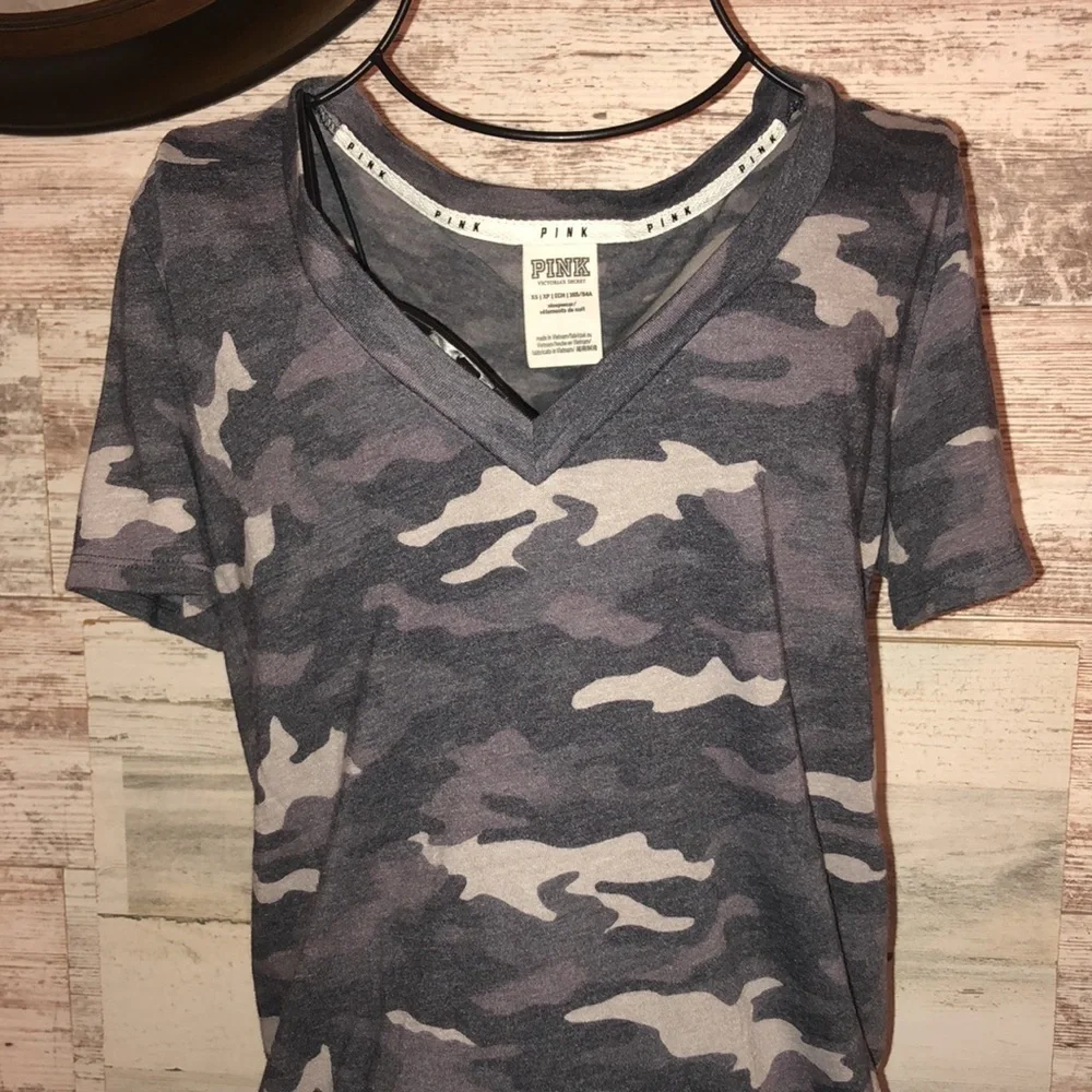 Pink Victoria’s Secret Camo v-neck shirt purple/gray Camo print XS oversized - Picture 2 of 5